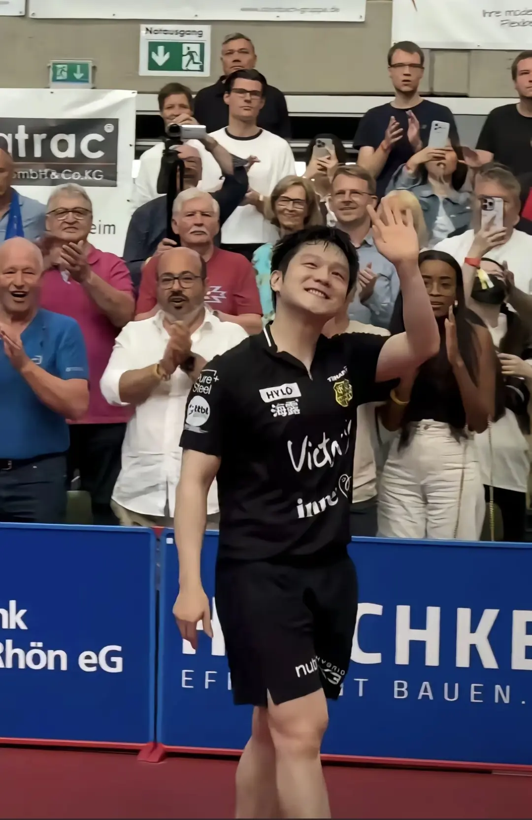 观众挥手致 观众挥手致