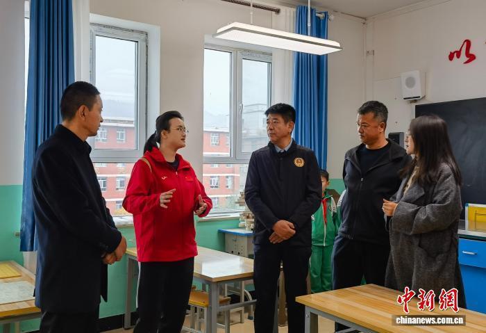 多孩子走进, 乏等问题