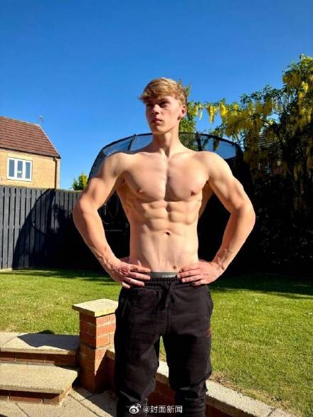 岁时, 岁男孩酷爱, 他在英国举 岁时, 岁男孩酷爱, 他在英国举